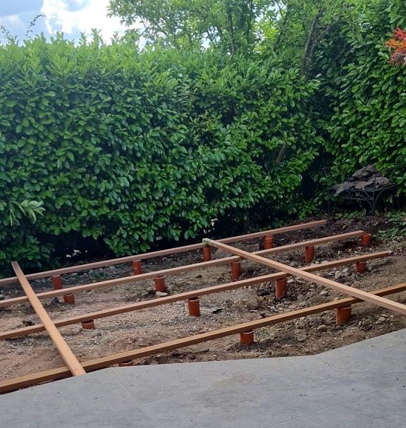 Holzgerüst Unterkonstruktion zur Aufnahme der Dielenbretter.